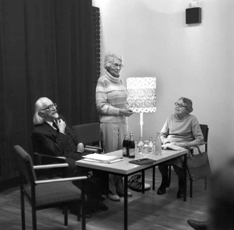 Die Schriftstellerinnen Ruth Werner, Trude Richter und der Schriftsteller Jan Koplowitz auf der Eröffnung der Anton- Saefkow- Bibliothek in Berlin- Lichtenberg.