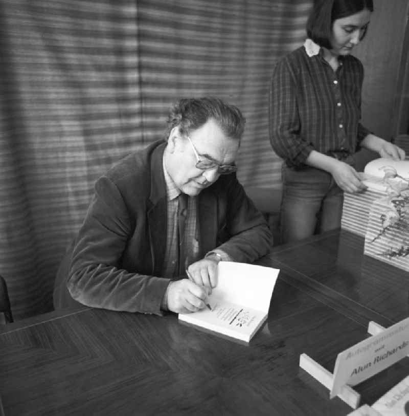 Der britische Schriftsteller Alun Richards auf einer Lesung in der DDR.