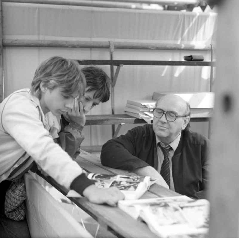 Der Schriftsteller Horst Knietzsch auf dem Pressefest der SED-Tageszeitung Neues Deutschland ( ND ) in Berlin.