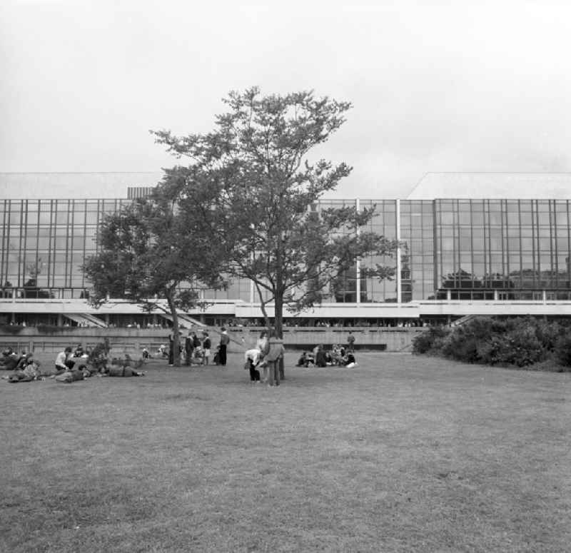 Besucher des Pressefestes der SED-Tageszeitung Neues Deutschland ( ND ) entspannen auf einer Wiese des Marx-Engels-Forum vor dem Palast der Republik in Berlin-Mitte.