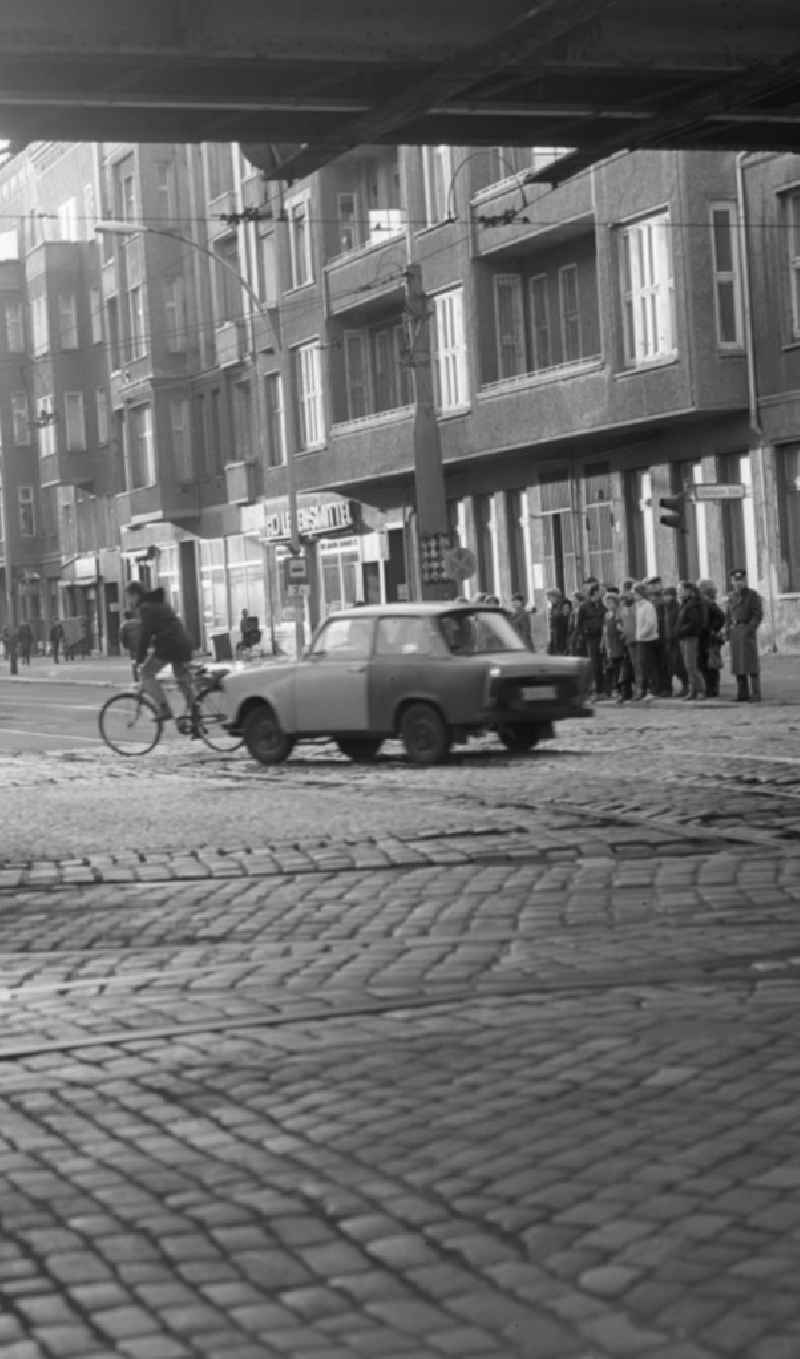 Blick auf die Eberswalder Straße / Ecke Schönhauser Allee im Berliner Stadtbezirk Prenzlauer Berg.