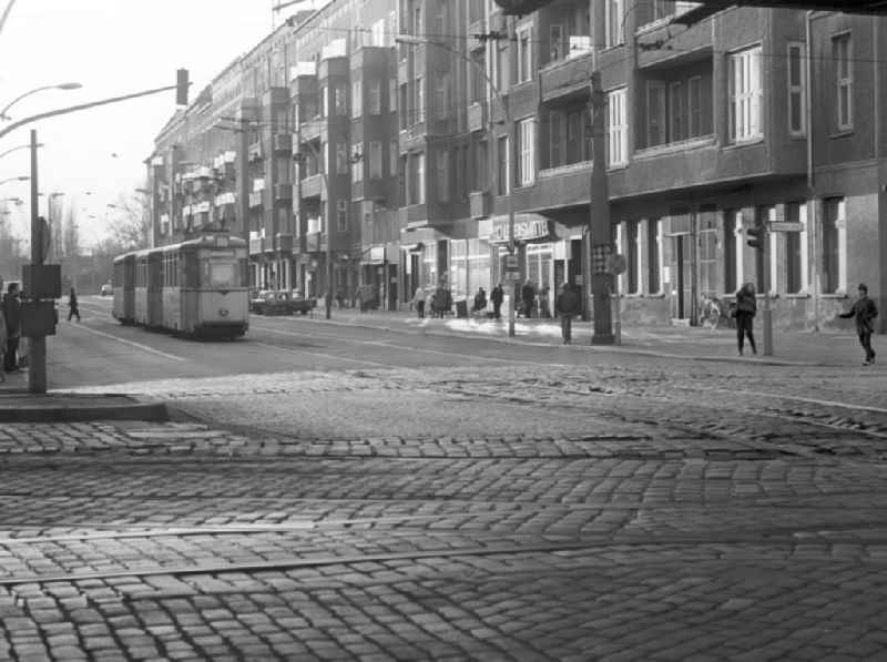 Blick auf die Eberswalder Straße / Ecke Schönhauser Allee im Berliner Stadtbezirk Prenzlauer Berg.