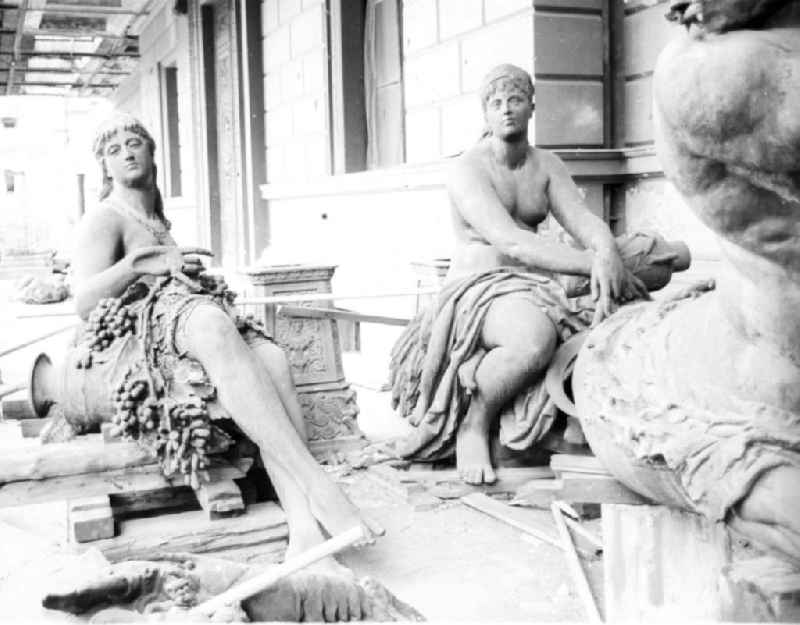 Figuren des demontierten Neptunbrunnens. Der Brunnen wurde nach der Sprengung vom Stadtschloss 1951 auseinandergenommen und zur zwischenzeitlichen Lagerung in das Neue Museum in Berlin gebracht. Das Foto zeigt Ausschnitte der Ostfassade des Museums. Im Volksmund nannten die Berliner den Neptunbrunnen auch Begasbrunnen / Forkenbecken. Bestmögliche Qualität nach Vorlage!