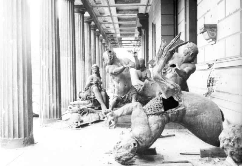 Figuren des demontierten Neptunbrunnens. Der Brunnen wurde nach der Sprengung vom Stadtschloss 1951 auseinandergenommen und zur zwischenzeitlichen Lagerung in das Neue Museum in Berlin gebracht. Das Foto zeigt Ausschnitte der Ostfassade des Museums. Im Volksmund nannten die Berliner den Neptunbrunnen auch Begasbrunnen / Forkenbecken. Bestmögliche Qualität nach Vorlage!