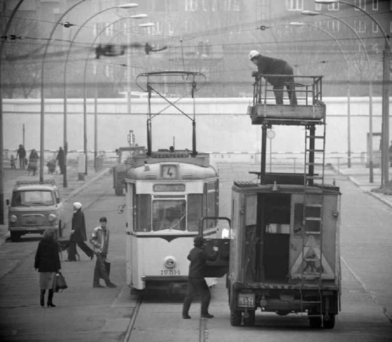 Blick über Reperaturarbeiten an einer Straßenbahn-Oberleitung auf der Eberswalder Straße in Richtung Mauer bzw. Bernauer Straße mit Aussichtsplattform.