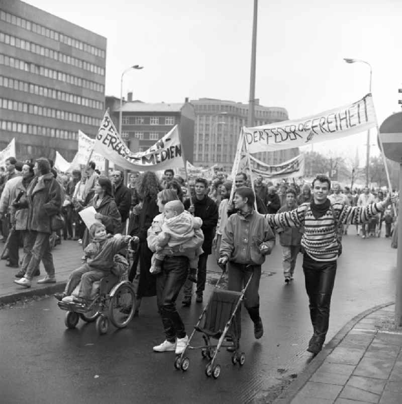 Demonstration on the Karl-Liebknecht-Straße in direction Alexanderplatz. On 4 November 1989 came on the Alexanderplatz in Berlin with about a million subscribers to the largest demonstration in the history of the GDR