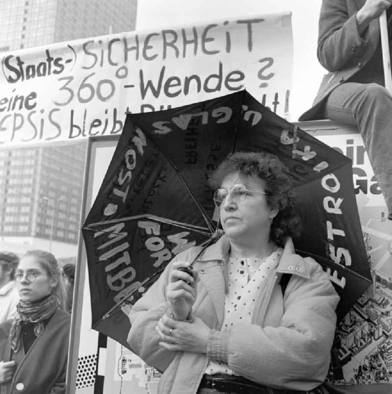On 4 November 1989 came on the Alexanderplatz in Berlin with about a million subscribers to the largest demonstration in the history of the GDR. Participants with posters and banners stand together
