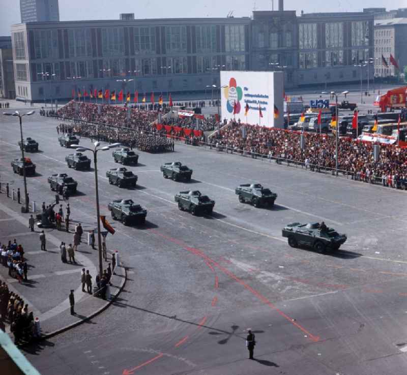 Parade of the NVA on the former Marx-Engels-Platz, today Schlossplatz, on the occasion of the 1