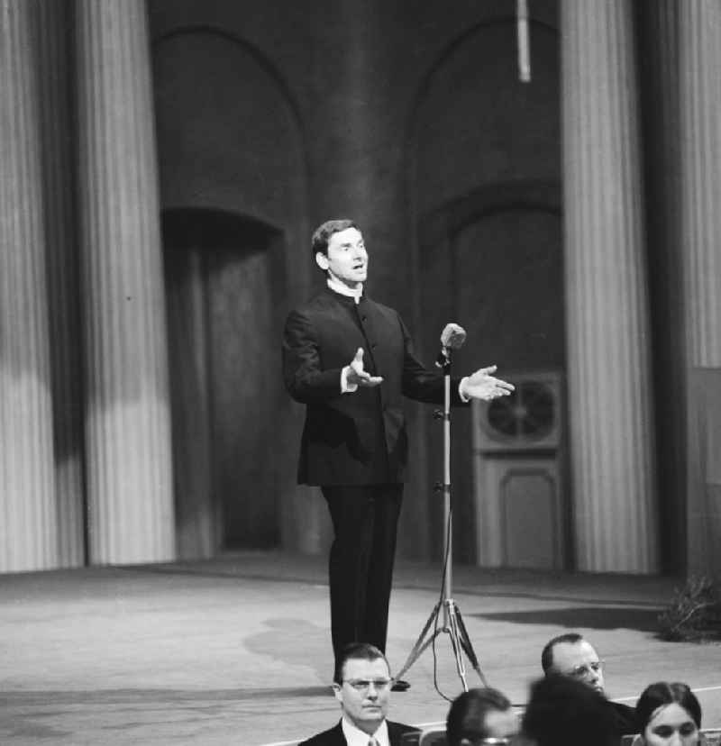 The actor Horst Schulze during a performance at the Apollo Hall at the State Opera in Berlin