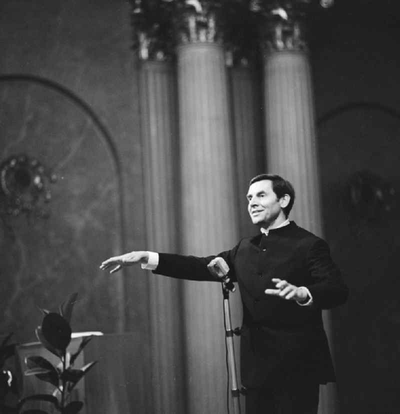 The actor Horst Schulze during a performance at the Apollo Hall at the State Opera in Berlin