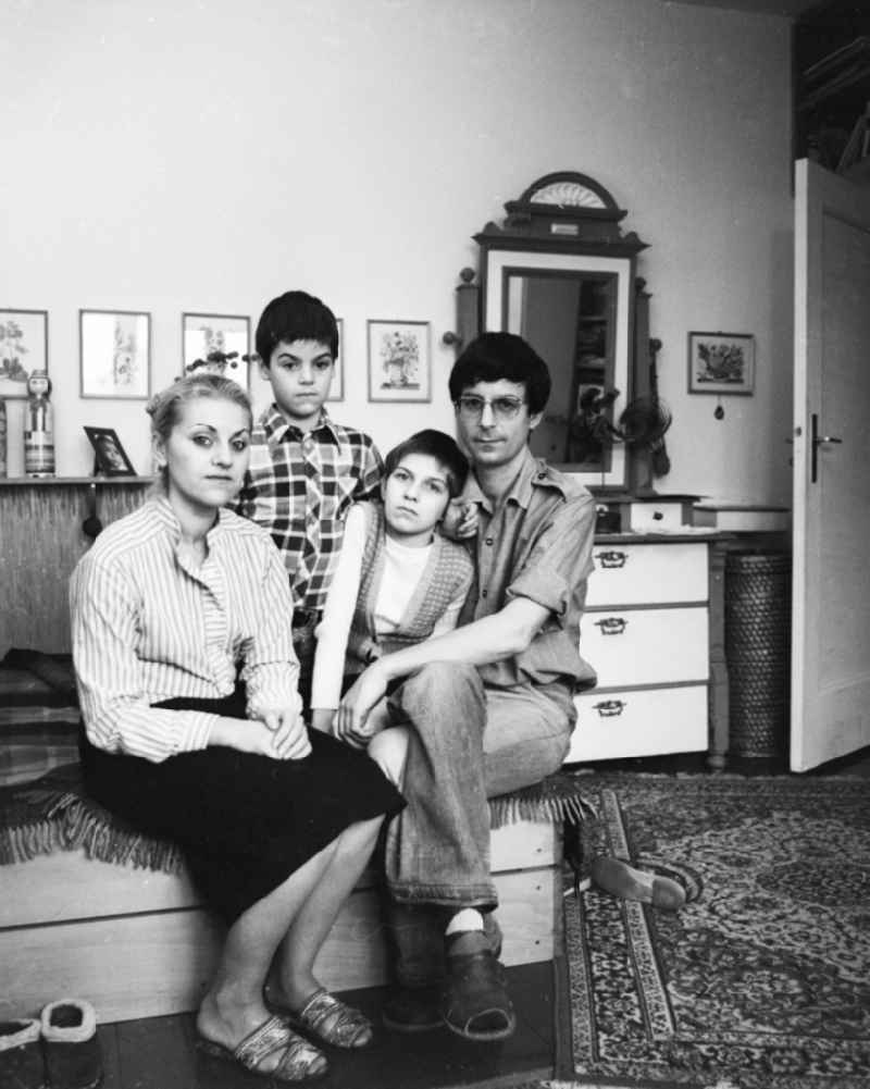 Family Photo / group photo of a family in a Berlin apartment in Berlin