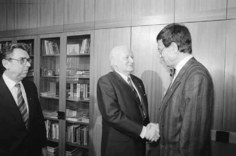 Guenter Mittag (2nd from left), member of the Politburo and secretary of the Central Committee of the SED, adjusting Representative of the Chairman of the Council of State, received the Federal Minister for Research and Technology of the Federal Republic of Germany, Dr. Heinz Riesenhuber (r.), For an interview. Also present were Dr. Herbert Weiz (l.), Minister for Science and Technology