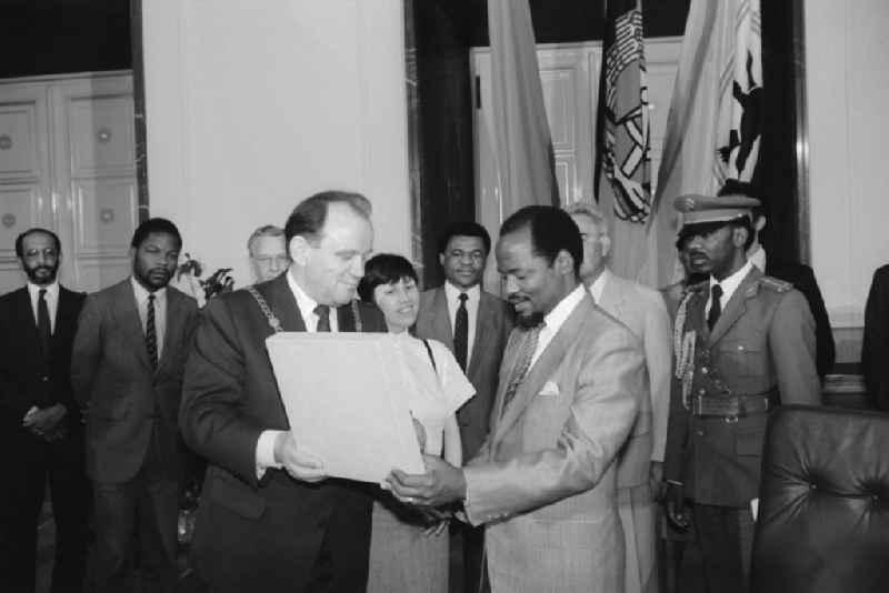 State ceremony and reception of Joaquim Alberto Chissano (President of Mozambique) with Lord Mayor Erhard Krack at the entry in the city's Golden Book in the Red City Hall on Rathausstrasse in the Mitte district of Berlin East Berlin in the territory of the former GDR, German Democratic Republic