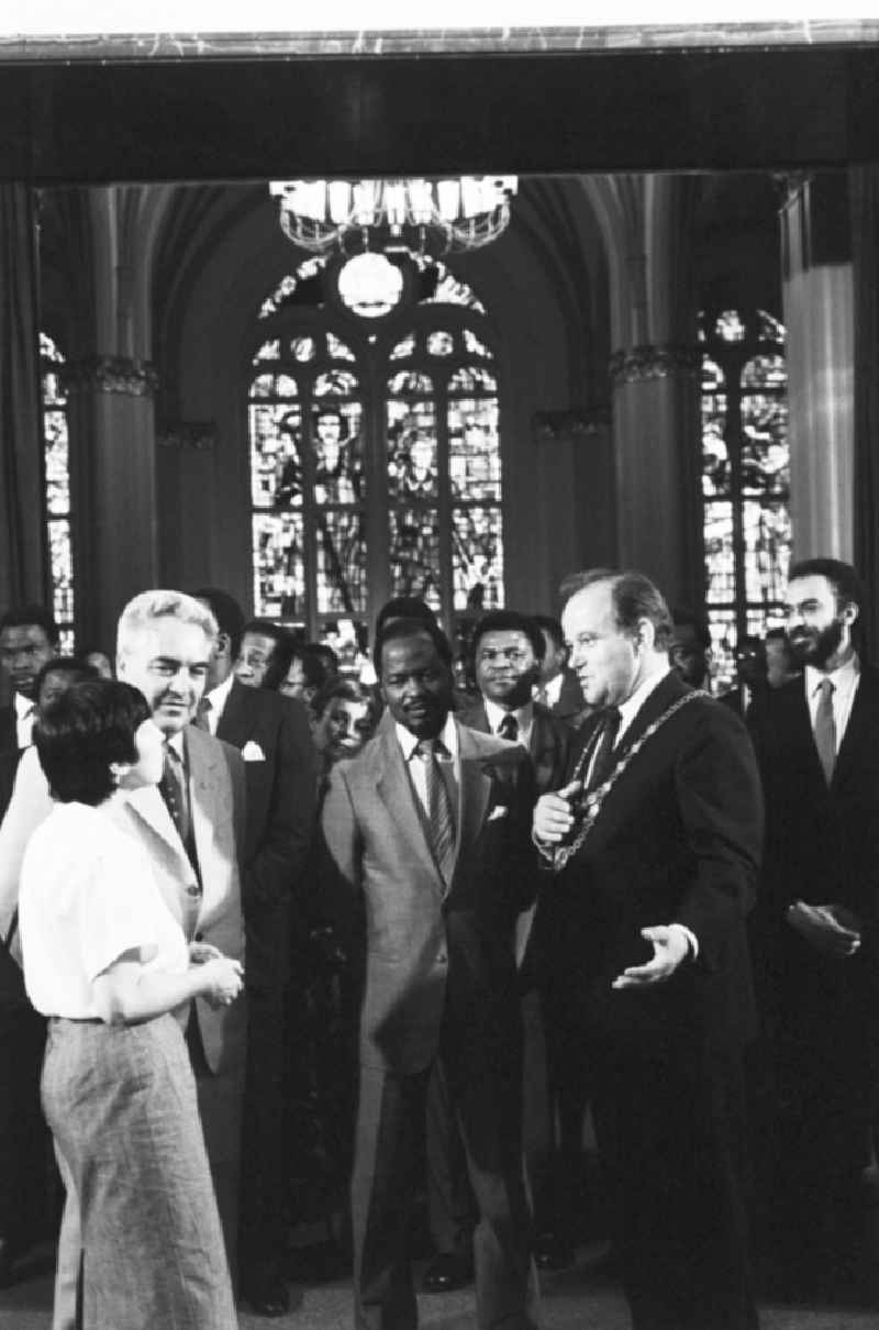 The mayor of East Berlin Erhard Krack leads the President of the People's Republic of Mozambique, Joaquim Chissano and his delegation by the Red Town Hall in Berlin in the state of Berlin in the area of the former GDR, German Democratic Republic