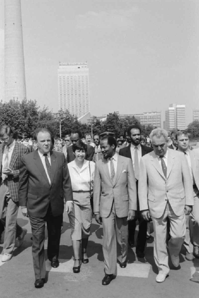 The mayor of East Berlin Erhard Krack leads the President of the People's Republic of Mozambique, Joaquim Chissano and his delegation by the city of Berlin in the state of inner Berlin on the territory of the former GDR, German Democratic Republic
