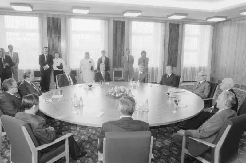 Council meeting of economy Secretaries for Mutual Economic Assistance (CMEA), at the round table, in the Central Committee (ZK) of the SED in Berlin, the former capital of the GDR, the German Democratic Republic