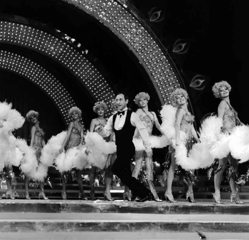 The actor Heinz Rennhack and TV ballet the GDR in an appearance on the Saturday evening show 'Ein Kessel Buntes' at the Friedrichstadtpalast in Berlin, the former capital of the GDR, the German Democratic Republic