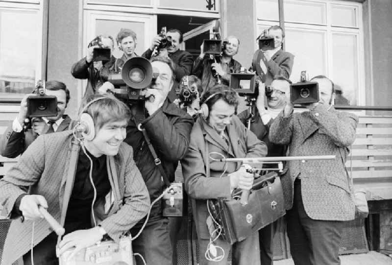 Sound engineer, photographers and cameramen of the German television radio (DFF) in eagle court in Berlin, the former capital of the GDR, German democratic republic