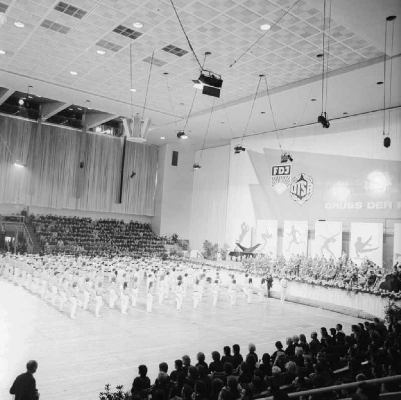 Sports show of the German gymnastic alliance and sports alliance (DTSB) in the generator gymnasium in the sports forum Hohenschoenhausen in Berlin, the former capital of the GDR, German democratic republic