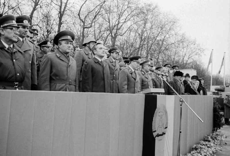 VIP lounge with high-ranking representatives of the NVA, the national police, the fight groups, to representatives of the Soviet army as well as ex-serviceman of the war by the swearing of the national police (VP) in the Soviet monument in the Treptower park in Berlin, the former capital of the GDR, German democratic republic