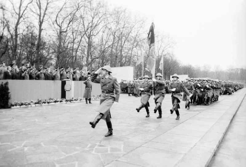 Parade in the VIP lounge by the swearing of the national police (VP) in the Soviet monument in the Treptower park in Berlin, the former capital of the GDR, German democratic republic