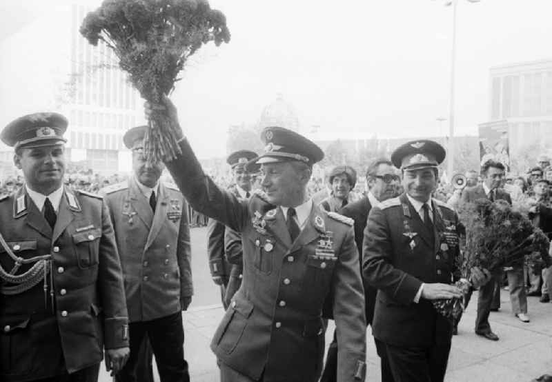 Reception for the Russian cosmonaut Valeri Fyodorowitsch Bykowski by Colonel Sigmund Jaehn in Berlin - East Berlin on the territory of the former GDR, German Democratic Republic