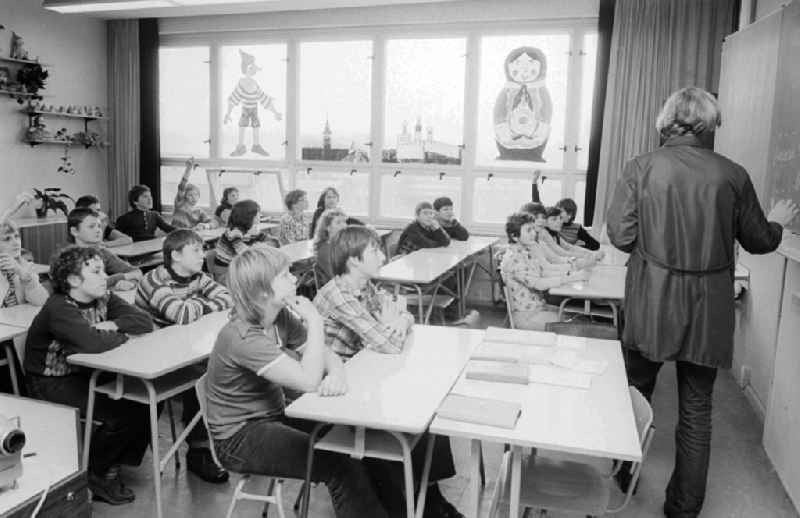 In Russian lessons in the 7th class in Berlin, the former capital of the GDR, German democratic republic