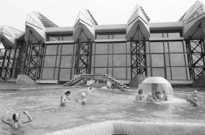 Bathers in the swimming-pool and fun bath in the sports centre and recreation centre (SEZ) in Berlin, the former capital of the GDR, German democratic republic