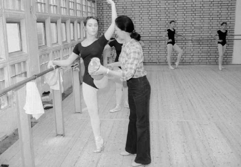 Ballet lessons in the state ballet school and school for acrobatics in Berlin, the former capital of the GDR, German democratic republic
