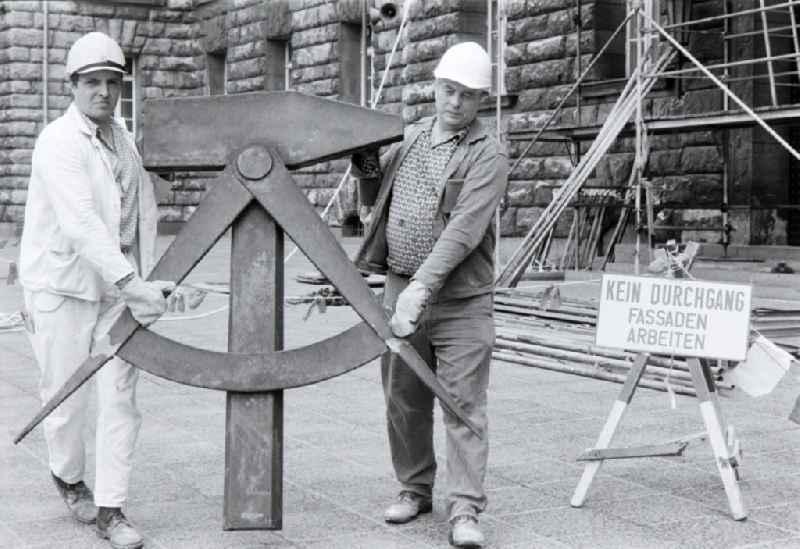 Dismantling of the GDR symbol, consisting of a hammer and compass, from the facade of the Berliner Stadthaus (Former Council of Ministers of the GDR) in Berlin-Mitte, the former capital of the GDR, German Democratic Republic