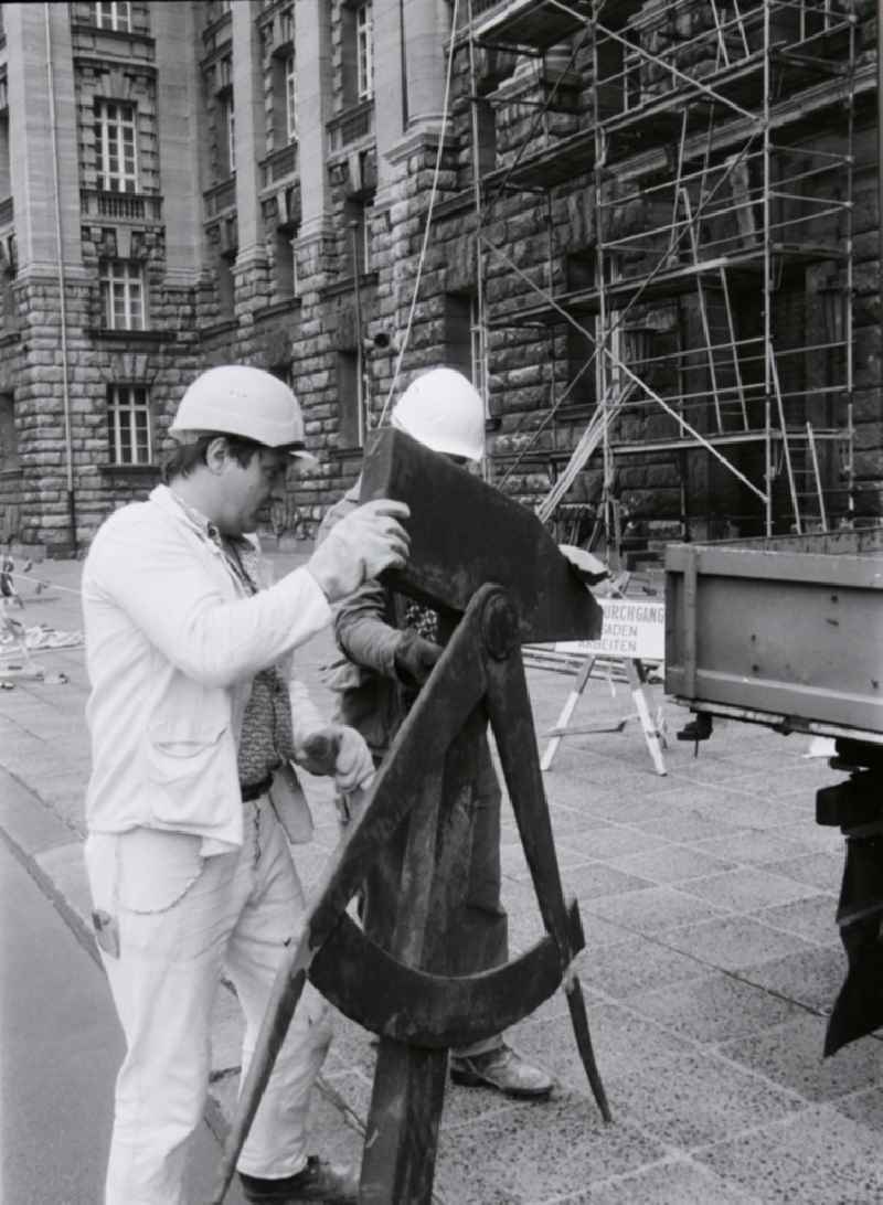 Dismantling of the GDR symbol, consisting of a hammer and compass, from the facade of the Berliner Stadthaus (Former Council of Ministers of the GDR) in Berlin-Mitte, the former capital of the GDR, German Democratic Republic