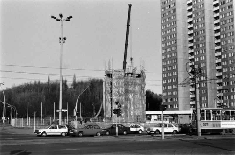 Last demolition works on the Lenin monument on the Leninplatz (today Platz der Vereinten Nationen) in Berlin - Friedrichshain, the former capital of the GDR, German Democratic Republic