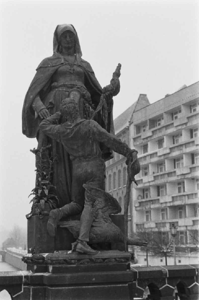 Sculpture ' Heilige Gertraud ' auf der Bruestung der Gertraudenbruecke in the district Mitte in Berlin, the former capital of the GDR, German Democratic Republic