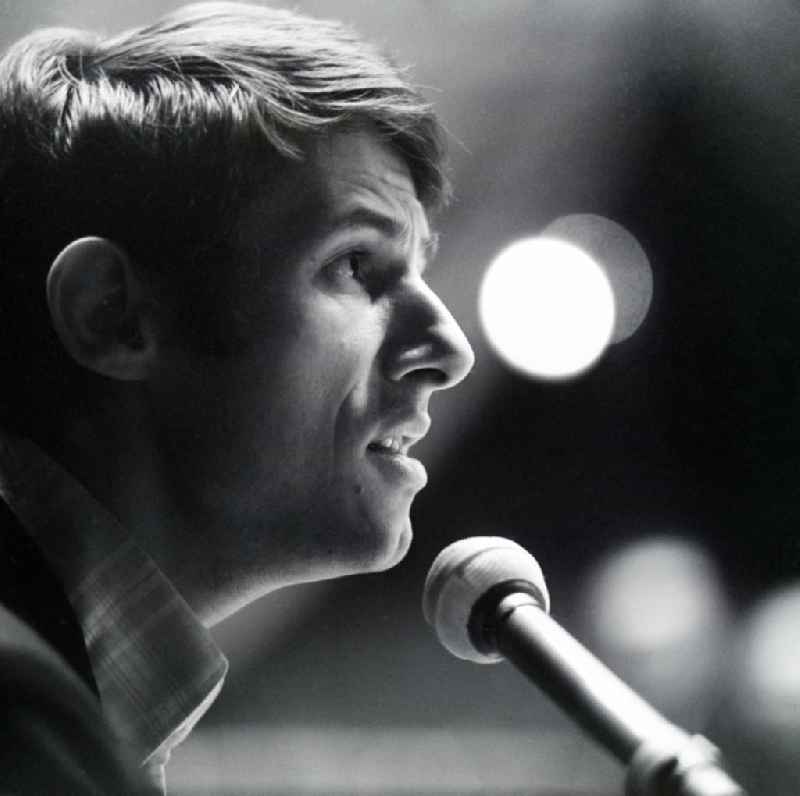 Portrait shot of the singer Udo Juergens in Berlin, the former capital of the GDR, German Democratic Republic