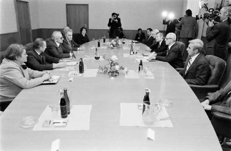 State act and reception a delegation of the GDR Peace Council meeting including chairman Guenther Drefahl with the chairman of the Council of Ministers Willi Stoph in the district Mitte in Berlin Eastberlin on the territory of the former GDR, German Democratic Republic