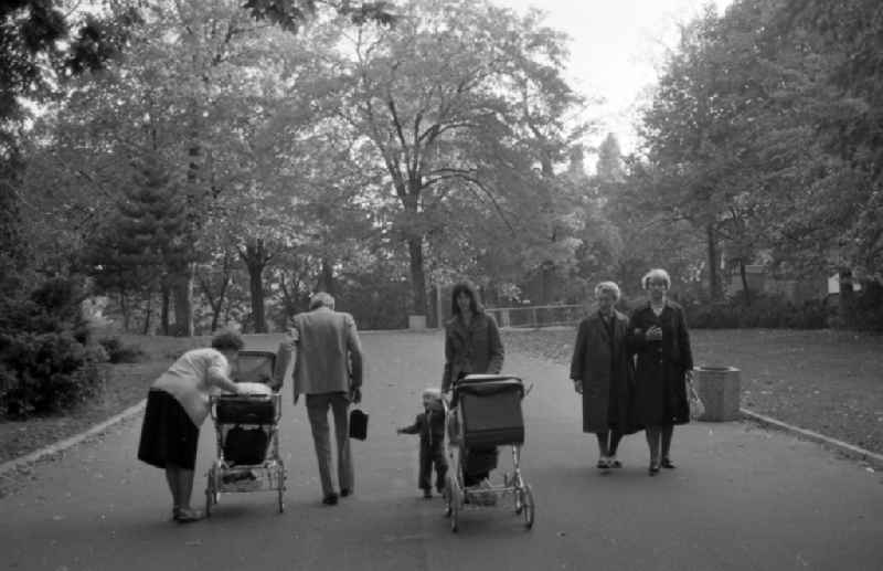 Passers-by and strollers in park Parkaue in the district Lichtenberg in Berlin Eastberlin on the territory of the former GDR, German Democratic Republic