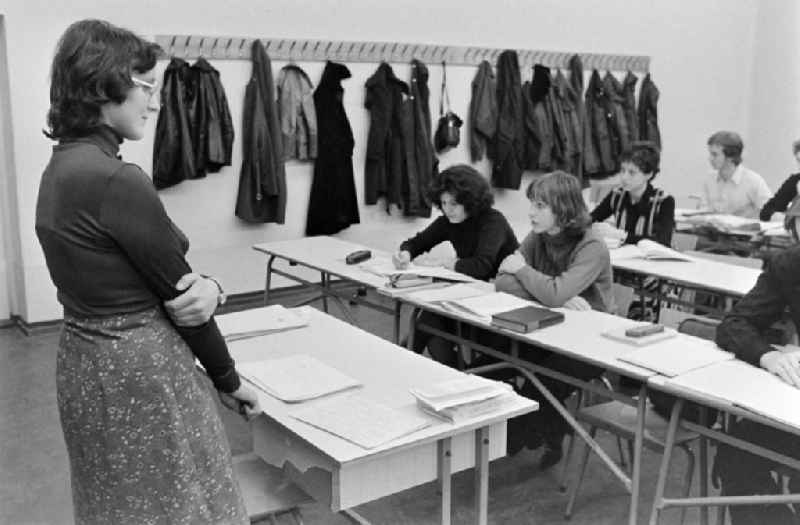 A university student in front of a school class in Berlin Eastberlin on the territory of the former GDR, German Democratic Republic