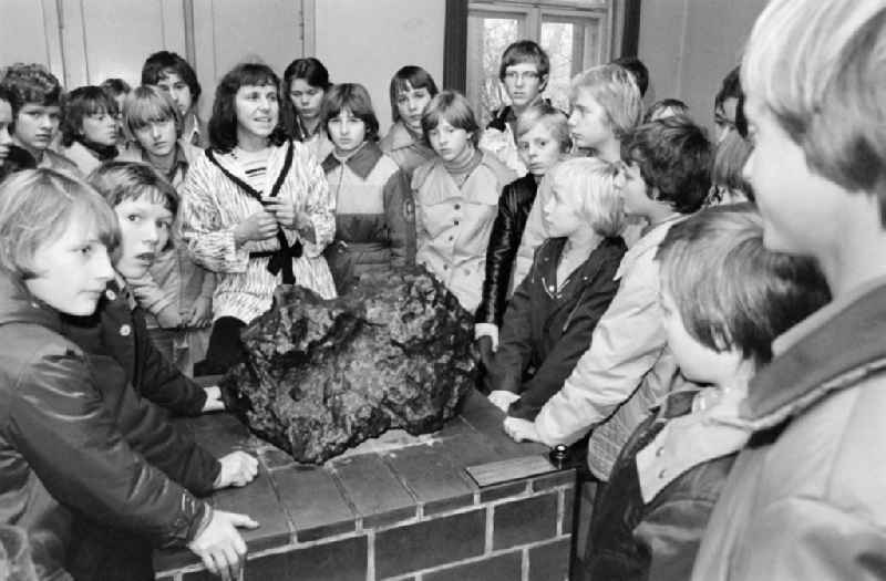 A school class looks at a meteorite at the Archenhold Observatory Treptow in the district Treptow in Berlin Eastberlin on the territory of the former GDR, German Democratic Republic