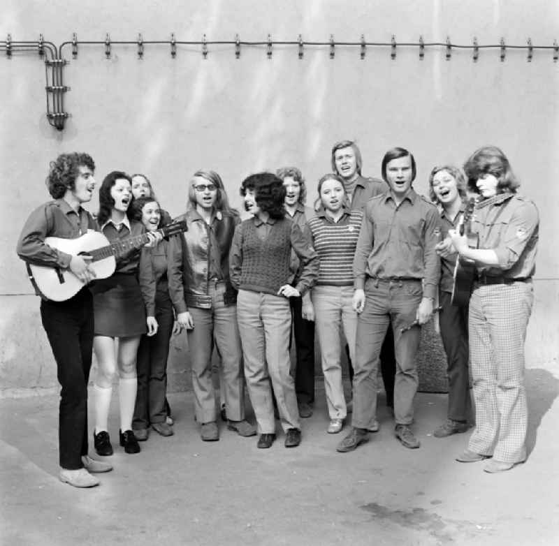 A music-playing group from the VEB NARVA company school in Berlin Eastberlin on the territory of the former GDR, German Democratic Republic
