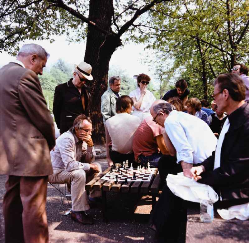 Men play chess in the ' Volkspark Friedrichshain ' in Berlin Eastberlin on the territory of the former GDR, German Democratic Republic