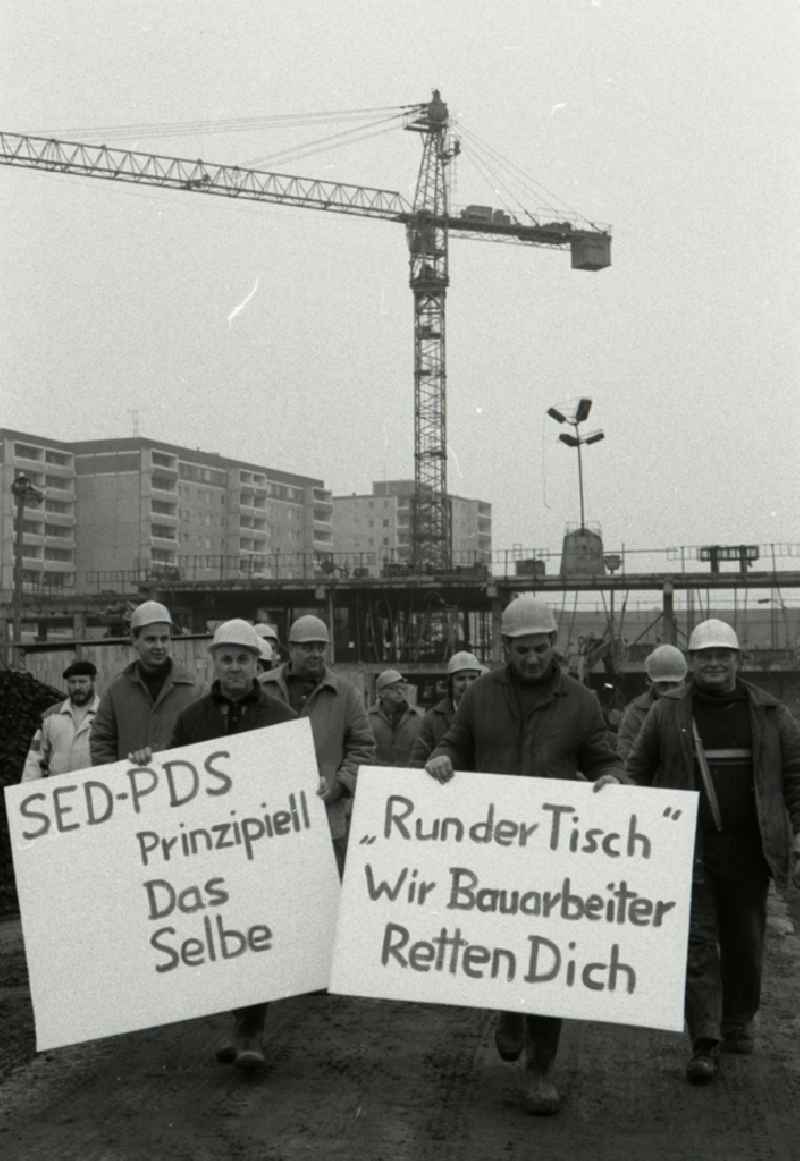 Protest poster and banner solution of construction workers in the new residential area on place Cecilienplatz in the district Hellersdorf in Berlin Eastberlin on the territory of the former GDR, German Democratic Republic