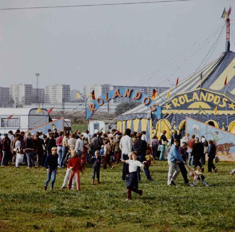 Circus Rolandos at the 1st residential area festival in the Hellersdorf district of East Berlin on the territory of the former GDR, German Democratic Republic