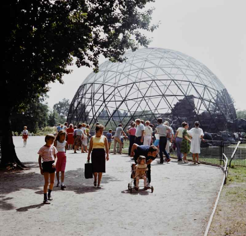 Seagull flight facility in the Friedrichsfelde Zoo in East Berlin on the territory of the former GDR, German Democratic Republic