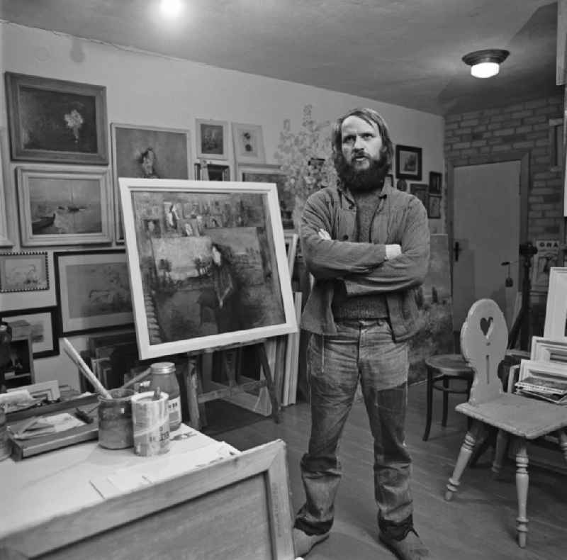 Painter and artist Rolf Haendler in his studio in Berlin East Berlin in GDR