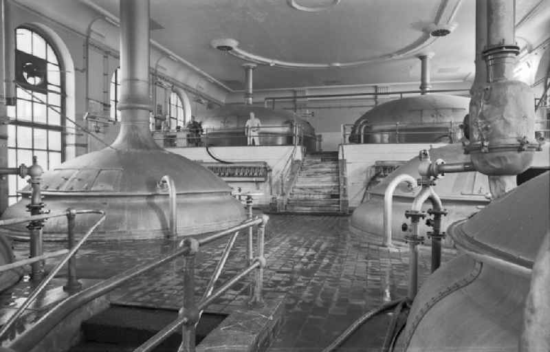Workplace and factory equipment in the VEB Schultheiss brewery for beer and alcoholic beverages on Landsberger Allee (Leninallee) street in Berlin East Berlin in the territory of the former GDR, German Democratic Republic