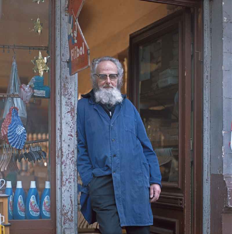 Portrait shot eines Einzelhandels- Kaufmann Drogisten in the district Prenzlauer Berg on street Christburger Strasse in Berlin Eastberlin on the territory of the former GDR, German Democratic Republic