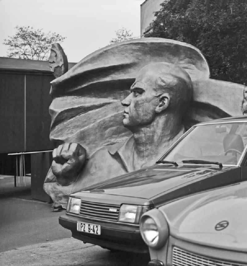 Sculpture ' Ernst-Thaelmann-Denkmal ' on street Greifswalder Strasse in the district Prenzlauer Berg in Berlin Eastberlin on the territory of the former GDR, German Democratic Republic