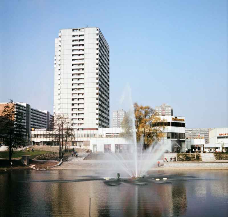 Fennpful park in the Lichtenberg district of Eastberlin in the territory of the former GDR, German Democratic Republic. View over the lake with fountain to the lake terraces and apartment buildings