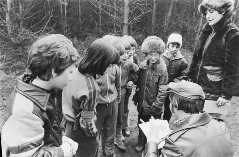 Pioneer manoeuvres as practical training with a pre-military character in preparation for military service of students of the 32nd and 14th Polytechnic High School in Berlin East Berlin in the territory of the former GDR, German Democratic Republic