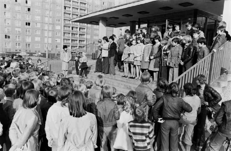 Flag ceremony at a polytechnic school in the Lichtenberg district of East Berlin in the territory of the former GDR, German Democratic Republic